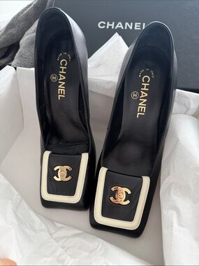 CHANEL Matthew Blasi  Miss Tab Pumps Label - Noir/Ecru